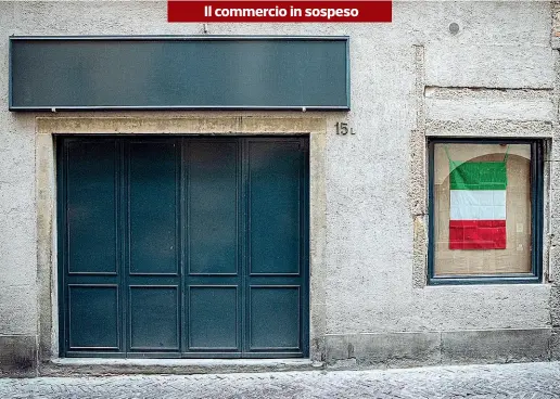  ?? (foto Giovanni Diffidenti) ?? Un negozio chiuso in Città Alta. Non tutti gli esercenti sono d’accordo a riaprire: a certe condizioni, dice qualcuno, meglio star chiusi