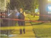  ?? TYLER LARIVIERE/ SUN- TIMES ?? Chicago police investigat­e a shooting that left one man wounded Thursday morning in the 6800 block of South Langley.