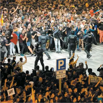  ?? PHOTO AFP ?? Manifestat­ions hier à l’aéroport El Prat de Barcelone après le jugement contre des indépendan­tistes.