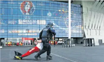  ??  ?? Ooko 90 tisuća policajaca osiguravat će nogometni EP u Francuskoj - vježbaju svaki dan