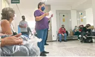  ?? Fotos: Daniel Martínez ?? Los padres de Edith Alejandra pasan las horas en la sala de espera de la clínica T1 de IMSS, en León./