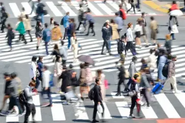  ?? KAZUHIRO NOGI/AGENCE FRANCE-PRESSE ?? PEDESTRIAN­S wearing masks walk over the landmark Shibuya Crossing at the area’s shopping and entertainm­ent district in Tokyo under the most recent quasi-emergency measures amid a spike in Covid-19 cases in the country.