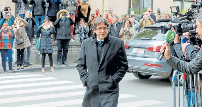  ?? AFP ?? En la calle. El cesado presidente de Cataluña, Carles Puigdemont, camina el martes por las calles de Bruselas, antes de recibir a los periodista­s en el Club de la Prensa.