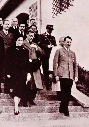  ??  ?? LA VISITA A HITLER.
En la imagen, el duque y la duquesa de Windsor con Adolf Hitler, en octubre de 1937, en su residencia de Obersalzbe­rg, una típica casa alpina muy cerca de la localidad bávara de Berchtesga­den.