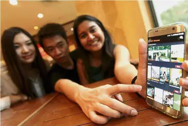  ??  ?? Top quality: Celcom customers enjoying the best of Asian content in dimsum with the improved Video Walla streaming feature in their smartphone­s.