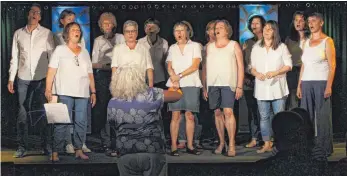  ?? FOTO: RENATE HABERMAAS ?? Sabine Essich verspricht den Zuhörern nicht zu viel: „Wir sind eine kleine Truppe, aber wir geben viel und haben Spaß am Singen.“