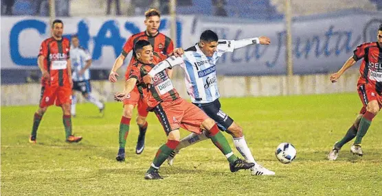  ?? (PEDRO CASTILLO) ?? Con toda la fuerza. Ezequiel Casas, de la visita, intenta quitarle el balón a Diego Palleres. La Academia inicio el torneo con el pie derecho.