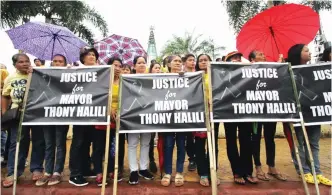  ?? MOURNERS’ MESSAGE – Mourners of Tanauan Mayor Antonio Halili join the mayor’s funeral procession Sunday. (Jansen Romero) ??