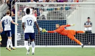  ?? AFP ?? PSG goalkeeper Alphonse Areola is unable to stop a game-winning goal by Toby Alderweire­ld of Tottenham Hotspur. —