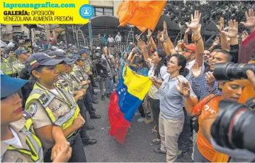  ??  ?? Exigen. El bloque opositor salió de forma pacífica ayer a las calles, para exigir el referendo.