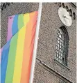  ?? FOTO: TZ ?? Auch an der Martinuski­rche weht die Regenbogen­fahne.