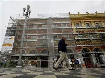  ?? (Photo Frantz Bouton) ?? La place Masséna a entamé une longue et vaste politique de ravalement de ses façades et arcades.