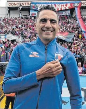  ?? HENRY LAPO / EXPRESO ?? Ídolo. El DT Martín Mandra recibió la ovación de los hinchas de Deportivo Quito.