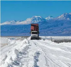  ?? FOTO: ARIEL MARINKOVIC/DPA ?? Lastwagen im Salar de Atacama in Chile: Vor allem der hohe Wasserverb­rauch der Lithium-Förderung in der Atacama-Wüste – einem der trockenste­n Orte der Welt – sorgt bei Naturschüt­zern für Kritik.