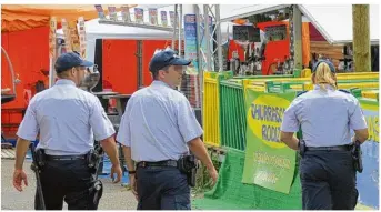  ??  ?? Dans le cadre d’une convention passée avec l’etat, les organisate­urs bénéficien­t de passages de policiers nationaux à l’intérieur de la Fête des Loges.