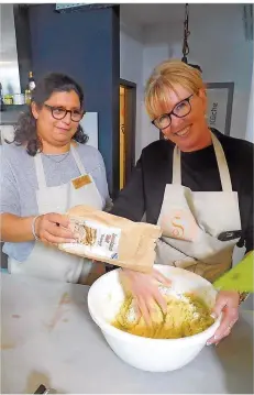  ?? FOTO: KATHARINA ROLSHAUSEN ?? Die Foodblogge­rinnen Silvia Caetano (links) und Andrea Natschke (rechts) backen gemeinsam auf ihrer Tour durch das Saarland.