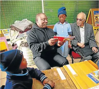  ?? /The Times ?? Lived lessons: Ahmed Kathrada with then Shanduka Group chairman Cyril Ramaphosa during a 2013 corporate outreach campaign. He used the Kathrada Foundation to teach nonraciali­sm and engage with the youth.