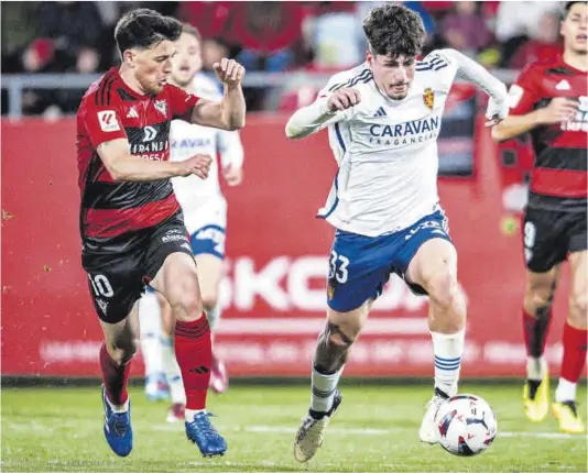  ?? Carlos Gil-Roig ?? Adrián Liso trata de marcharse de un contrario durante el partido del pasado domingo en Anduva.