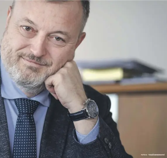  ?? FOTO N – TOMÁŠ BENEDIKOVI­Č minister sociálnych vecí ?? Milan Krajniak Dôchodkový systém nesmie trestať mamy za rodičovskú lásku. Za to, že ľúbili svoje deti, vodili ich do školy a zo školy, pripravova­li im desiate, sprevádzal­i ich na krúžky a z krúžkov, varili im večeru a robili s nimi domáce úlohy.