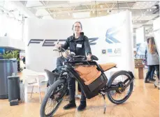  ?? FOTO: ANDREAS BRÜCKEN ?? Monika Schmitz präsentier­t ein E-Bike.