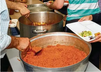  ?? Foto: Peter Fastl ?? Fastenbrec­hen mit Bulgur und Eintopf: Nach Sonnenunte­rgang gibt es feierliche Abendessen.