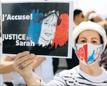  ?? JACK GUEZ / AFP ?? Una mujer manifestán­dose el domingo ante la embajada francesa en Tel Aviv por el caso de Sarah Halimi