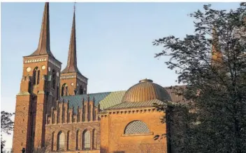  ?? FOTOS: BERND SCHILLER ?? Der Dom in Roskilde ist Skandinavi­ens erste gotische Kirche und Ruhestätte für 39 Majestäten.