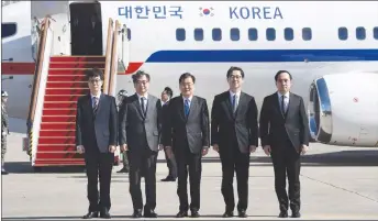  ?? AP PHOTO ?? South Korea’s national security director Chung Eui-yong, centre, National Intelligen­ce Service Chief Suh Hoon, second left, and other delegators pose before boarding an aircraft as they leave for Pyongyang at a military airport in Seongnam, south of...