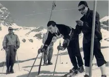  ??  ?? L’album Cervinia 1959: un saggio di stile e attrezzatu­ra vintage