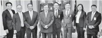  ??  ?? UNTUK ALBUM: Muzzaffar (tiga kiri) mengetuai rombongann­ya ketika mengadakan kunjungan hormat kepada Abang Johari (empat kiri) di Kuching, semalam.