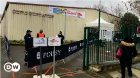  ??  ?? The new vaccinatio­n center in Poissy is the first of many supposed to help speed up vaccinatio­n in France
