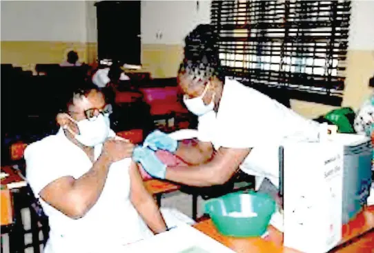  ??  ?? Frontline health workers taking the vaccine