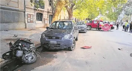  ?? FOTOS: ARCHIVO LA NUEVA. ?? LA MAÑANA del 9 de marzo pasado se produjo el terrible choque entre una camioneta que pasaba en rojo y una moto.