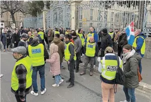  ?? PHOTO OUEST-FRANCE ?? Près de 150 personnes étaient présentes devant la préfecture de région à Rennes, samedi, à 14 h.