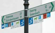  ?? Foto: Daniela Eder ?? Der Landkreis hat nachgebess­ert, was die Radweg-Beschilder­ung anbelangt. Dieser Wegweiser zeigt das Signet für die Wittelsbac­her Spurentour: das weiße „W“auf blauem Grund.