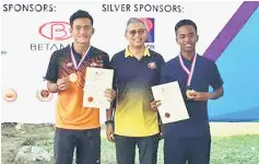  ??  ?? Aiman poses with LTAM president Mirzan Mahathir (centre) and Muhammad Syabil after the prize presentati­on at the Likas Sports Complex in Kota Kinabalu yesterday.