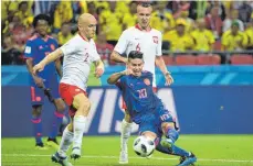  ?? FOTO: AFP ?? Bayerns James Rodriguez zeigte sich beim klaren Sieg der Kolumbiane­r gegen Polen ( links Michal Pazdan) in Topform.