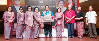  ??  ?? Nanta (centre) accepts a token of appreciati­on from Empiang (fourth left) at the event.