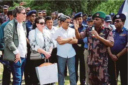  ?? AFP PIC ?? Bangladesh­i Border Guard commander Lieutenant-Colonel Manjurul Hasan (right) briefing the UN Security Council team in the Bangladesh­i district of Bandarban yesterday.