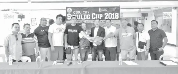  ??  ?? The coaches and organizers headed by Cebu City Councilor Jerry Guardo pose during the press conference for the Cebu City Sinulog Cup 2018 Basketball Invitation­al yesterday at the Cebu City Sports Center social hall.