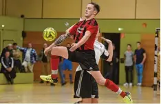  ?? Foto: Szilvia Izsó ?? Deiningens Daniel Moll beim eleganten Sprung zum Ball. Beim Siebenmete­r Schie ßen im Halbfinale gegen Ederheim wurde er zum Pechvogel.