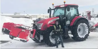  ??  ?? Les opérateurs de 15 tracteurs de l’entreprise de Sylvain Beauregard ont uni leurs forces pour déneiger l’aéroport de Saint-Mathieu-de-Beloeil, le 9 février. Le jet de neige pouvait s’apercevoir à quelques kilomètres de distance.