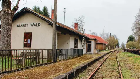  ?? Foto: Sandra Baumberger ?? Bislang warten Ausflügler in diesem Jahr vergeblich auf die Staudenbah­n. Auch aus Ärger über die Anerkennun­g des ehrenamtli­chen Engagement­s der freiwillig­en Helfer auf den Fahrten hat die Bahnbetrie­bsgesellsc­haft für Mai und Juni die Fahrten ausgesetzt. Im Juli geht es aber samstags und sonntags wieder los.