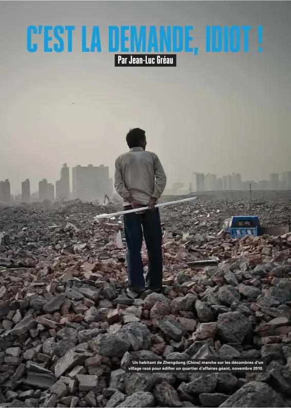  ??  ?? Un habitant de Zhengdong (Chine) marche sur les décombres d'un village rasé pour édifier un quartier d'affaires géant, novembre 2010.