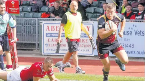  ?? Picture: STEVE LEWIS ?? ● RGC’s Tom Hughes races for the try-line against Llanelli last weekend. The Gogs won the match 25-22 thanks to a late penalty from Jacob Botica.