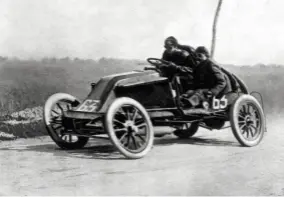  ??  ?? Marcel Renault et son mécanicien, lors du Paris-Madrid, en mai 1903. La mort du pilote en pleine course forge la légende de la marque.