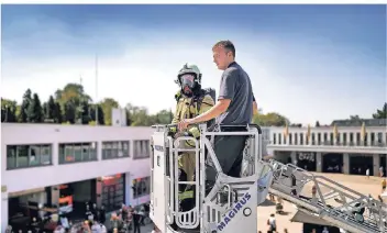  ?? RP-FOTO:STEPHAN KÖHLEN ?? Samstagmit­tag wurde beim Feuerwehrf­est in Hildendie Rettung einer Person von einem Dach simuliert. In der Nacht zum Sonntag war dies Einsatz-Realität im Bereich Lodenheide.