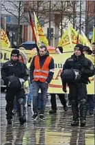  ??  ?? En Allemagne, la police est placée au-devant des manifestan­ts.