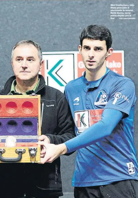  ?? FOTO: JUAN ECHEVERRÍA ?? Mikel Urrutikoet­xea y Jokin Altuna posan junto al selecciona­dor de material, Martín Alustiza, con las pelotas elegidas para la final