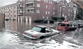  ?? FOTO: NICLAS MÜLLER ?? Auf manchen Straßen in Mönchengla­dbach – hier nahe dem Geropark – gab es zeitweise kein Durchkomme­n mehr. Dort abgestellt­e Fahrzeuge standen teils bis zum Türgriff im Wasser, wie das Bild eines Lesers dokumentie­rt.